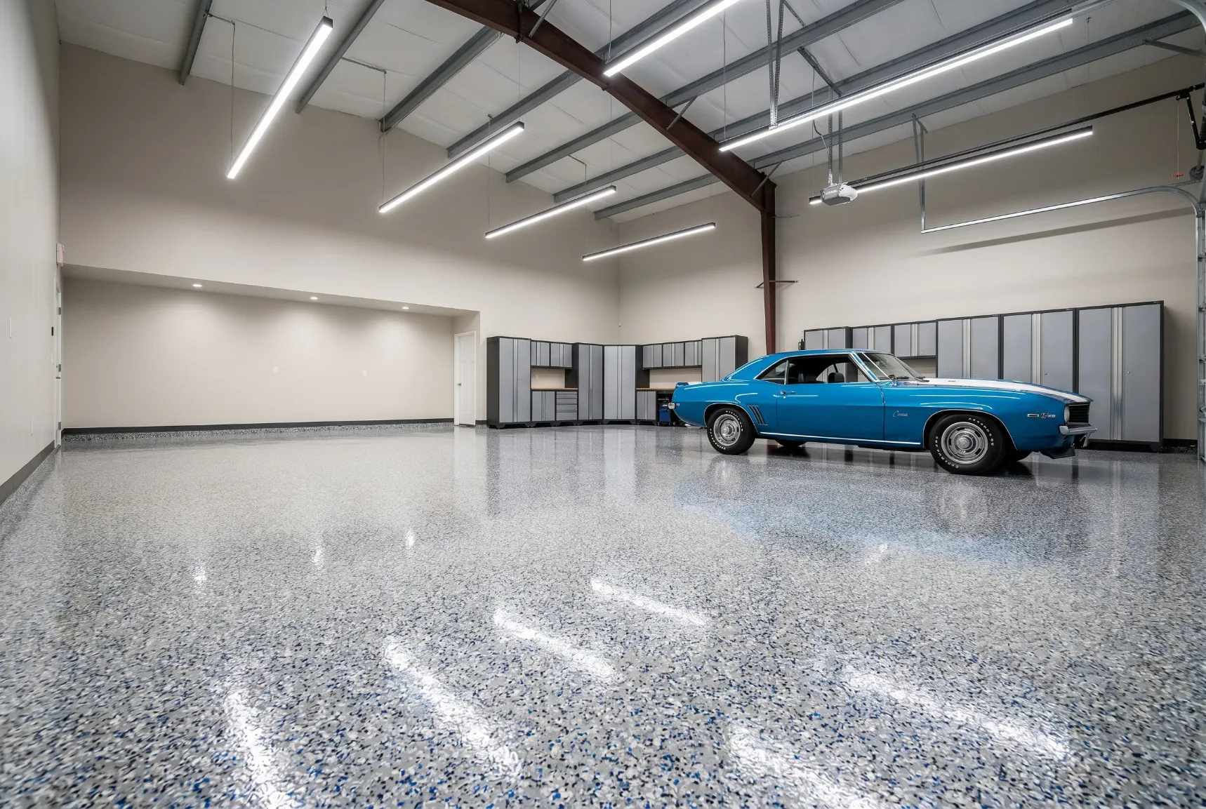 Shop floor with an epoxy flake coating